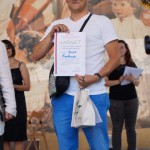 Laureat Jacek Krętkowski pozuje do zdjęcia ze swoją nagrodą za zajęcie I miejsca w konkursie.
