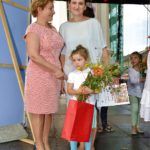 Liliana Sonik pozuje z dziewczynką i jej mamą na scenie, dziewczynka trzyma bukiet zielny, dyplom i torbę z nagrodami