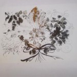 Obrazek odbitych tuszem liści skomponowanych w bukiet spięty wstążką.